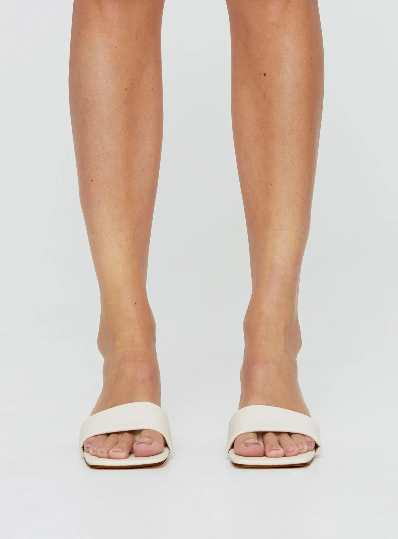 Billini Amira Heels Bone