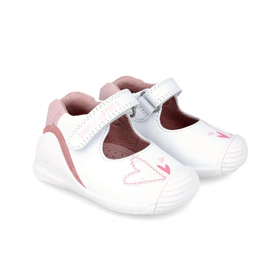White leather mary jane prewalker with heart details